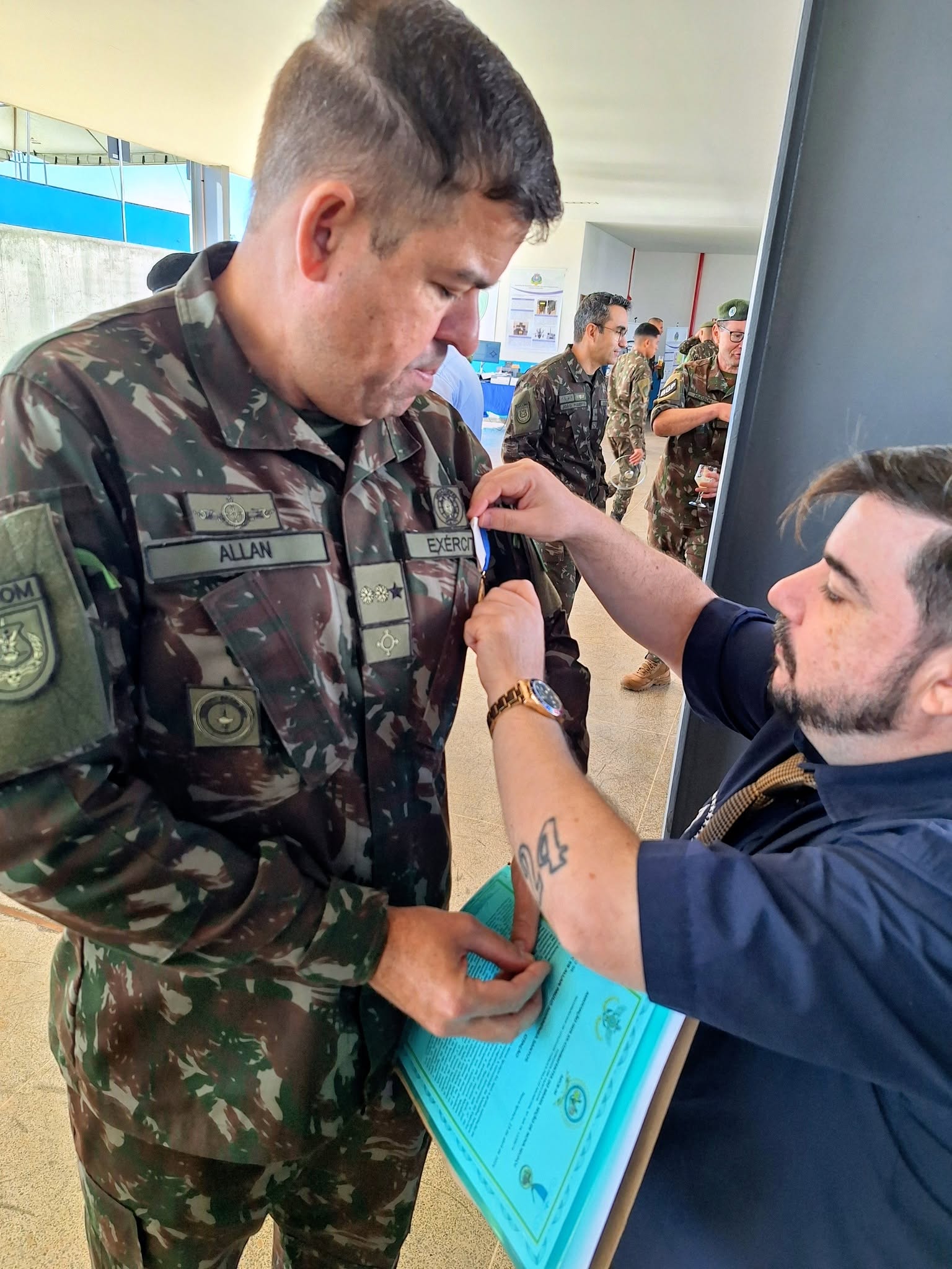 O Presidente da LABRE-DF, Martin Butera, PT2ZDX, entrega a Medalha Sangue de Heróis